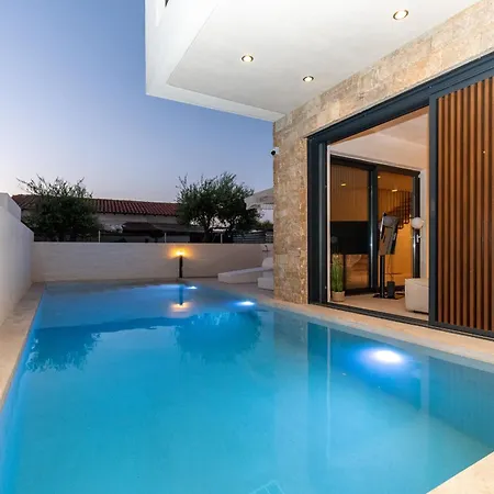 Sithoniars Luxury Three Floors With Private Pool & Garden * 니키티
