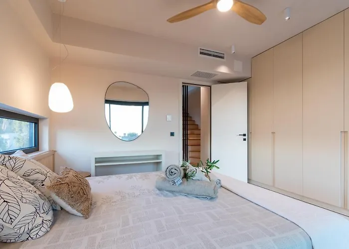 Sithoniars Luxury Three Floors With Private Pool & Garden