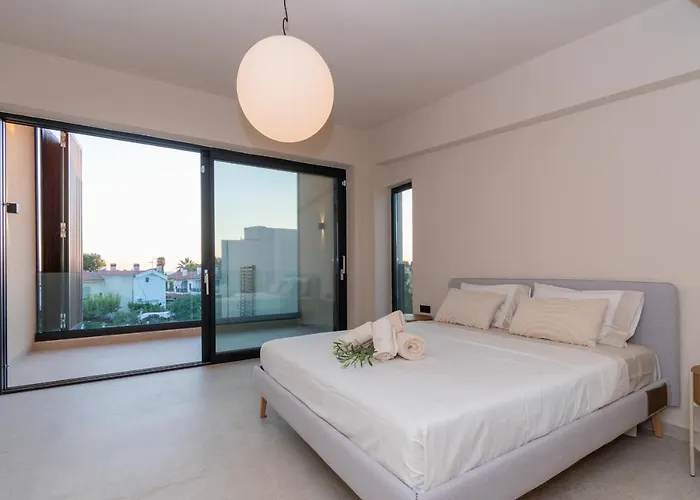 Villa Sithoniars Luxury Three Floors With Private Pool & Garden *