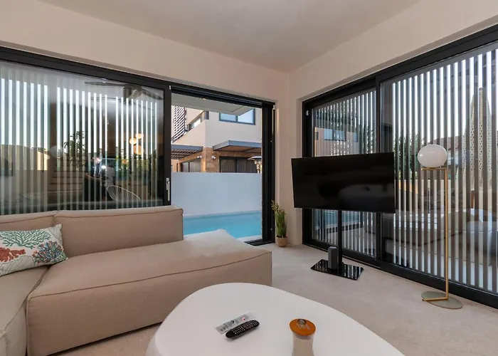 Villa Sithoniars Luxury Three Floors With Private Pool & Garden *