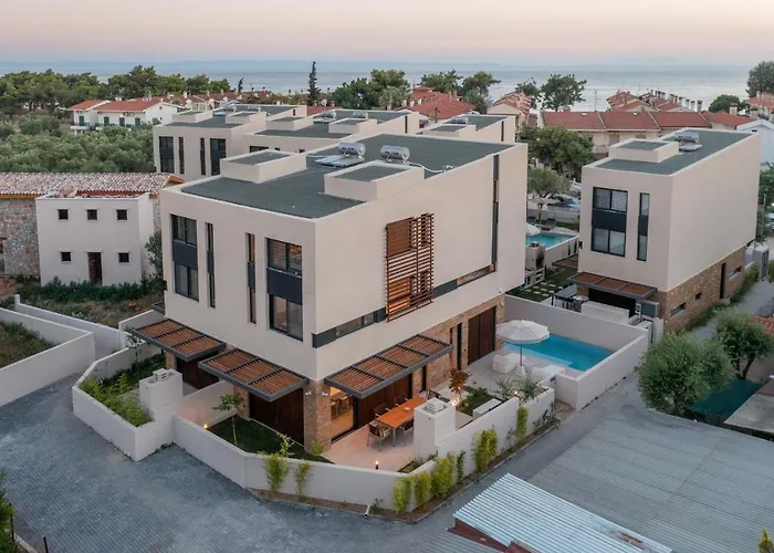 Sithoniars Luxury Three Floors With Private Pool & Garden *