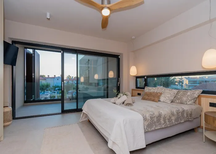 Sithoniars Luxury Three Floors With Private Pool & Garden *