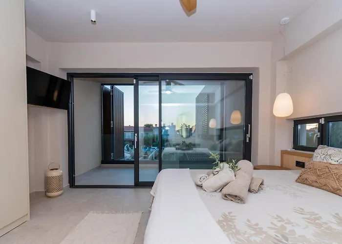 Sithoniars Luxury Three Floors With Private Pool & Garden