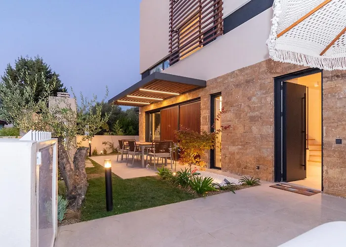 Sithoniars Luxury Three Floors With Private Pool & Garden *